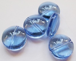 В форме таблетки голубые стеклянные бусины