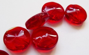 В форме таблетки рубиновые стеклянные бусины
