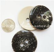 Пуговица пластиковая глянцевая коричневая/бежевая с иметацией состаренной поверхности, диаметр - 45мм, цена за 1шт