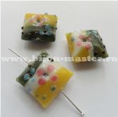 Бусина lampwork "Подушечка" белая с желтой и зеленой полосой и цветами, 22х22 мм.