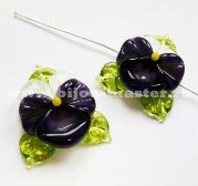 Авторская бусина lampwork ручной работы Анютины глазки Белая с темно-фиолетовым 25х33мм