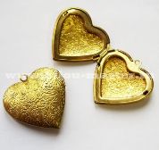 Металлическа подвеска-медальон "Сердце" 29х30мм золотистое с цветочным орнаментом
