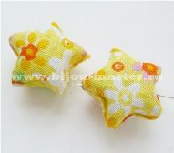 Акриловая бусина "Звезда" 30мм отделанная х/б тканью с набивным рисунком-желтая с цветочками