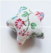 Акриловая бусина "Звезда", 30 мм, отделанная х/б тканью с набивным рисунком, белая  с  розовыми  цветами и зелеными веточками